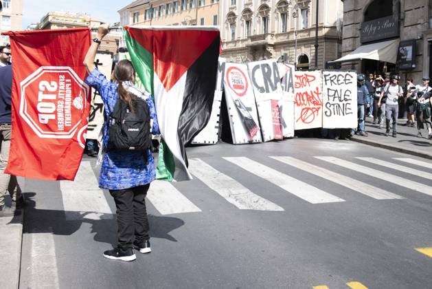 Foto IPP Diego Nangano Cappello Roma 26-05-2025 Manifestazione Contro il DDL Sicurezza nella foto: manifestante con bandiera della palestina Italy Photo Press - World Copyright