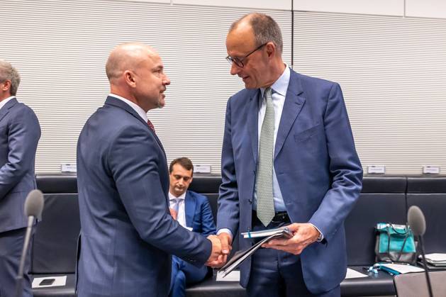 Fraktionssitzung CDU CSU Bundeskanzler Friedrich Merz (CDU) und Alexander Hoffmann, CSU Landesgruppenvorsitzender bei einer Fraktionssitzung am 3.06.2025 in Berlin. Berlin Berlin Deutschland Bundestag