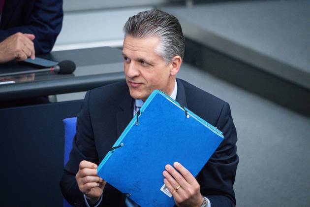 Deutscher Bundestag, 10. Plenarsitzung Thorsten Frei, Bundesminister fuer besondere Aufgaben und Chef des Bundeskanzleramtes im Aktenmappe auf der Regierungsbank bei der 10. Sitzung des Deutschen Bundestag in Berlin, 05.06.2025 Berlin Berlin Deutschland