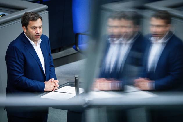 Deutscher Bundestag, 10. Plenarsitzung Lars Klingbeil, Bundesminister der Finanzen, Vizekanzler mit Spiegelung bei seiner Rede zum Tagesordnungspunkt Steuerliches Investitionsprogramm bei der 10. Sitzung des Deutschen Bundestag in Berlin, 05.06.2025 Berlin Berlin Deutschland