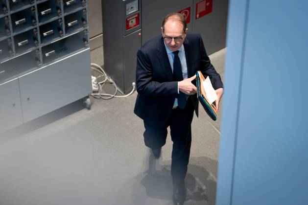Deutscher Bundestag, 10. Plenarsitzung Alexander Dobrindt, Bundesminister des Innern bei betreten das Plenum bei der 10. Sitzung des Deutschen Bundestag in Berlin, 05.06.2025 Berlin Berlin Deutschland