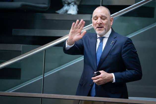 Deutscher Bundestag, 10. Plenarsitzung Laith Arafeh palaestinensische Botschafter in Deutschland auf der Ehrentribuene winkt den Abgeordneten im Anschluss an die Aktuelle Stunde zur humanitaeren Katastrophe in Gaza bei der 10. Sitzung des Deutschen Bundestag in Berlin, 05.06.2025 Berlin Berlin Deutschland