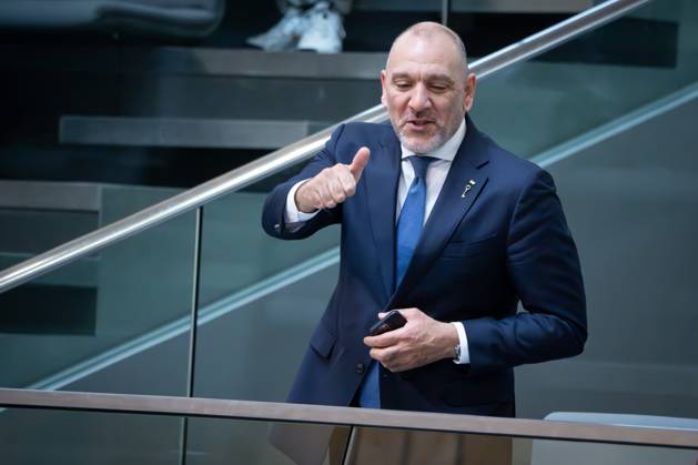 Deutscher Bundestag, 10. Plenarsitzung Laith Arafeh palaestinensische Botschafter in Deutschland auf der Ehrentribuene bedankt sich bei den Abgeordneten im Anschluss an die Aktuelle Stunde zur humanitaeren Katastrophe in Gaza bei der 10. Sitzung des Deutschen Bundestag in Berlin, 05.06.2025 Berlin Berlin Deutschland