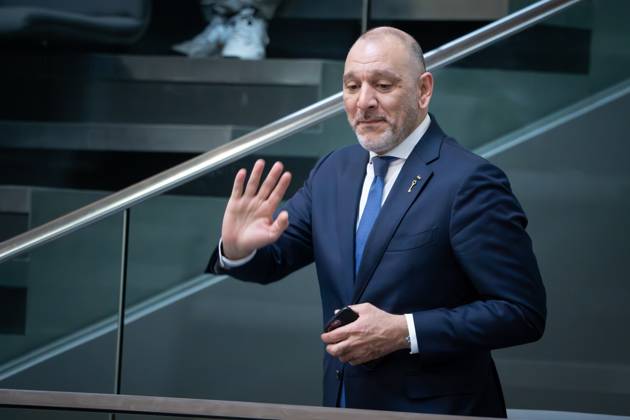 Deutscher Bundestag, 10. Plenarsitzung Laith Arafeh palaestinensische Botschafter in Deutschland auf der Ehrentribuene bedankt sich winkend bei den Abgeordneten im Anschluss an die Aktuelle Stunde zur humanitaeren Katastrophe in Gaza bei der 10. Sitzung des Deutschen Bundestag in Berlin, 05.06.2025 Berlin Berlin Deutschland