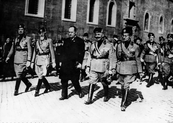 Faschistischer Diktator Benito Mussolini 1883 - 1945 6. Oktober 1922 - Rom, Italien - BENITO MUSSOLINI (1883-1945), der italienische Diktator und Führer der faschistischen Bewegung, mit seinen Generälen und faschistischen Truppen, während sie auf Rom marschieren. Rome Italy Copyright: xUnitedxArchivesx xkpaxKeystonex 19221006_jul_k09_425