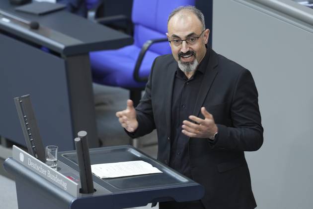 Deutscher Bundestag, 14. Plenarsitzung Alaa Alhamwi (Gruene) im Portrait bei seiner ersten Rede im Deutschen Bundestag zum Tagesordnungspunkt Klimaschutzfolgenbereinigungsgesetz bei der 14. Sitzung des Deutschen Bundestag in Berlin, 26.06.2025 Berlin Berlin Deutschland