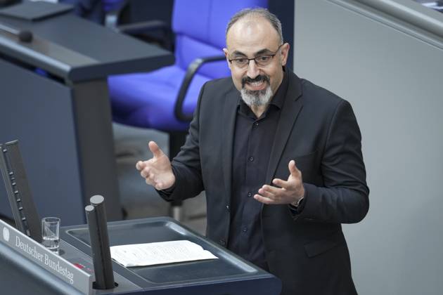 Deutscher Bundestag, 14. Plenarsitzung Alaa Alhamwi (Gruene) im Portrait bei seiner ersten Rede im Deutschen Bundestag zum Tagesordnungspunkt Klimaschutzfolgenbereinigungsgesetz bei der 14. Sitzung des Deutschen Bundestag in Berlin, 26.06.2025 Berlin Berlin Deutschland