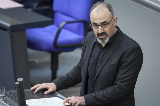 Deutscher Bundestag, 14. Plenarsitzung Alaa Alhamwi (Gruene) im Portrait bei seiner ersten Rede im Deutschen Bundestag zum Tagesordnungspunkt Klimaschutzfolgenbereinigungsgesetz bei der 14. Sitzung des Deutschen Bundestag in Berlin, 26.06.2025 Berlin Berlin Deutschland