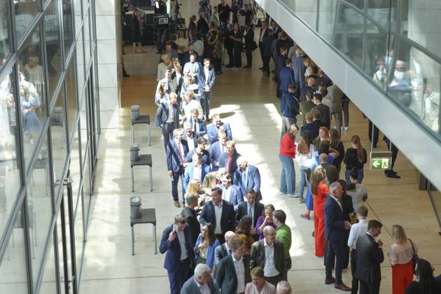 Deutscher Bundestag, 14. Plenarsitzung Lange Schlange von Abgeordneten in der Abgeordnetenlobby im Deutschen Bundestag bei der Wahl und Stimmabgabe zu den Mitgliedern des Parlamentarischen Kontrollgremium (PKG) im Rahmen der 14. Sitzung des Deutschen Bundestag, Berlin, 26.06.2025