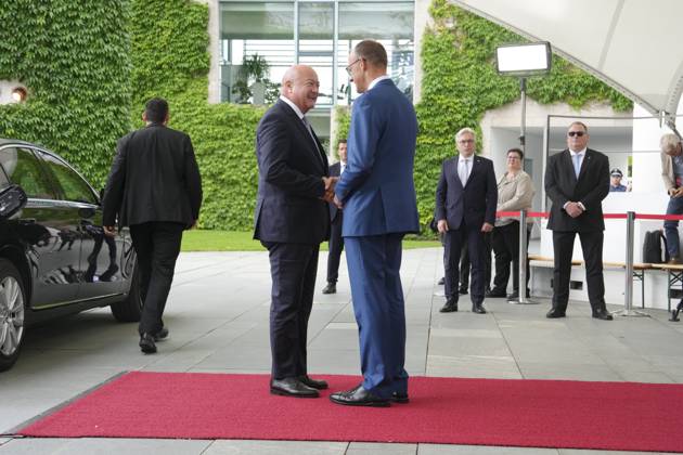 Bundeskanzler Merz empfaengt den Oesterreichischen Bundeskanzler Stocker Bundeskanzler Friedrich Merz gemeinsam mit Bundeskanzler Chistian Stocker beim Handshake bei der Ankunft im Bundeskanzleramt, Berlin, 27.06.2025 Berlin Berlin Deutschland