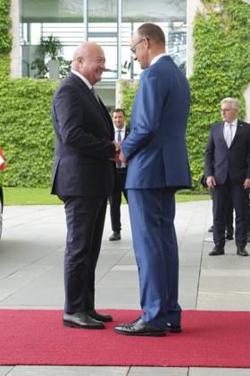 Bundeskanzler Merz empfaengt den Oesterreichischen Bundeskanzler Stocker Bundeskanzler Friedrich Merz gemeinsam mit Bundeskanzler Chistian Stocker beim Handshake bei der Ankunft im Bundeskanzleramt, Berlin, 27.06.2025 Berlin Berlin Deutschland