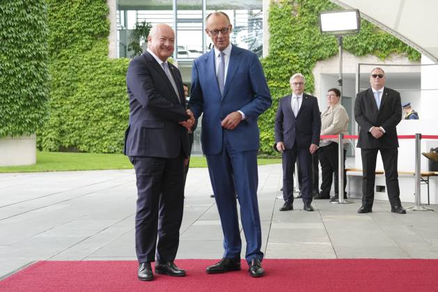 Bundeskanzler Merz empfaengt den Oesterreichischen Bundeskanzler Stocker Bundeskanzler Friedrich Merz gemeinsam mit Bundeskanzler Chistian Stocker beim Handshake bei der Ankunft im Bundeskanzleramt, Berlin, 27.06.2025 Berlin Berlin Deutschland