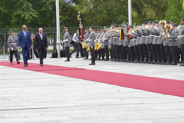 Bundeskanzler Merz empfaengt den Oesterreichischen Bundeskanzler Stocker Bundeskanzler Friedrich Merz gemeinsam mit Bundeskanzler Chistian Stocker beim Abschreiten der Ehrenfromation der Bundeswehr im Innenhof des Kanzleramt, Berlin, 27.06.2025 Berlin Berlin Deutschland