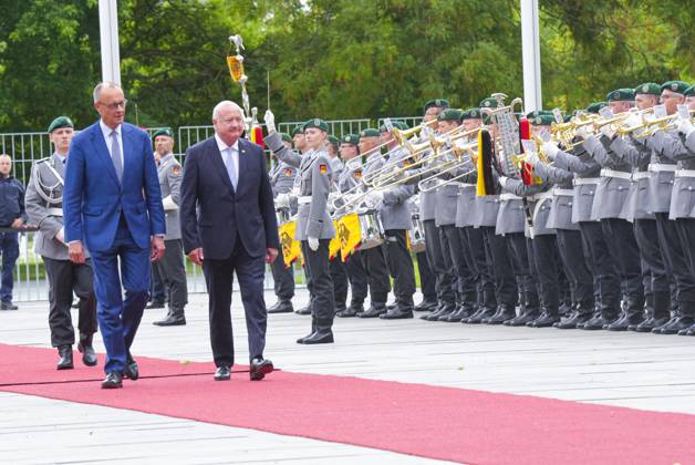 Bundeskanzler Merz empfaengt den Oesterreichischen Bundeskanzler Stocker Bundeskanzler Friedrich Merz gemeinsam mit Bundeskanzler Chistian Stocker beim Abschreiten der Ehrenfromation der Bundeswehr im Innenhof des Kanzleramt, Berlin, 27.06.2025 Berlin Berlin Deutschland