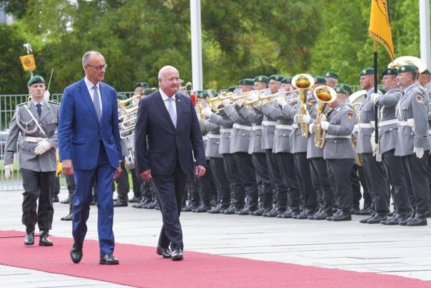 Bundeskanzler Merz empfaengt den Oesterreichischen Bundeskanzler Stocker Bundeskanzler Friedrich Merz gemeinsam mit Bundeskanzler Chistian Stocker beim Abschreiten der Ehrenfromation der Bundeswehr im Innenhof des Kanzleramt, Berlin, 27.06.2025 Berlin Berlin Deutschland
