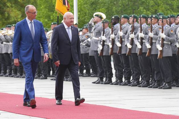 Bundeskanzler Merz empfaengt den Oesterreichischen Bundeskanzler Stocker Bundeskanzler Friedrich Merz gemeinsam mit Bundeskanzler Chistian Stocker beim Abschreiten der Ehrenfromation der Bundeswehr im Innenhof des Kanzleramt, Berlin, 27.06.2025 Berlin Berlin Deutschland