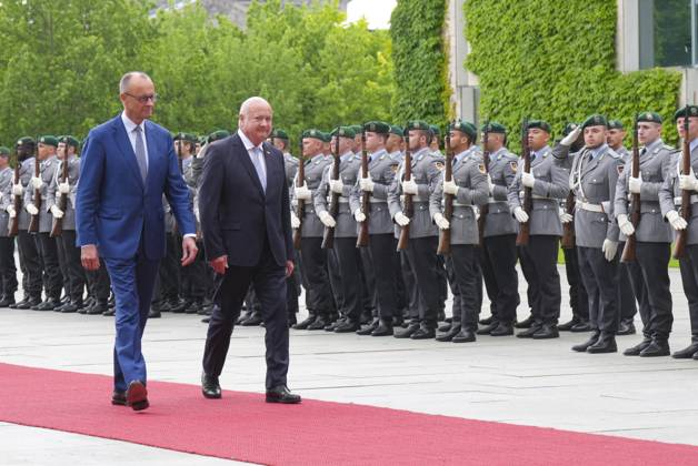 Bundeskanzler Merz empfaengt den Oesterreichischen Bundeskanzler Stocker Bundeskanzler Friedrich Merz gemeinsam mit Bundeskanzler Chistian Stocker beim Abschreiten der Ehrenfromation der Bundeswehr im Innenhof des Kanzleramt, Berlin, 27.06.2025 Berlin Berlin Deutschland