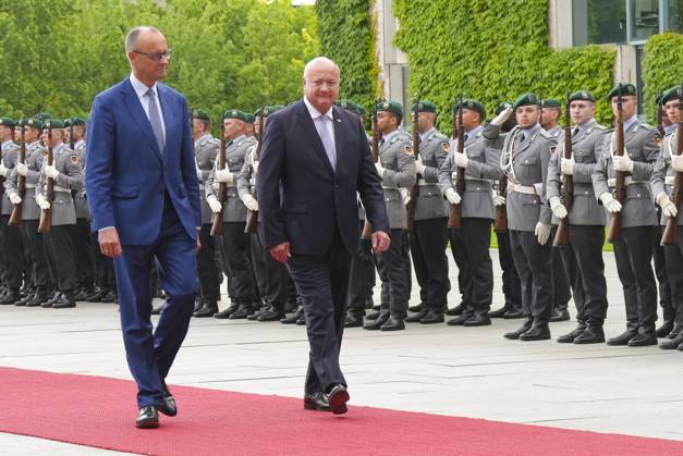 Bundeskanzler Merz empfaengt den Oesterreichischen Bundeskanzler Stocker Bundeskanzler Friedrich Merz gemeinsam mit Bundeskanzler Chistian Stocker beim Abschreiten der Ehrenfromation der Bundeswehr im Innenhof des Kanzleramt, Berlin, 27.06.2025 Berlin Berlin Deutschland