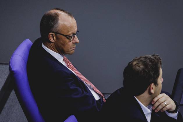 (L-R) Friedrich Merz (CDU), Bundeskanzler, und Lars Klingbeil, Bundesminister der Finanzen, aufgenommen im Rahmen der Generaldebatte zum Haushalt 2025 im Deutschen Bundestag in Berlin, 09.07.2025. Berlin Deutschland Copyright: xFlorianxGaertnerx
