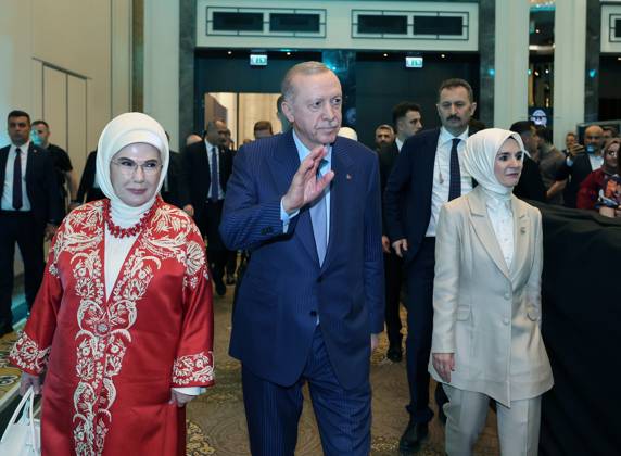 Turkish President Erdogan attends the International Family Forum??????? ISTANBUL, TURKIYE - MAY 23: (----EDITORIAL USE ONLY - MANDATORY CREDIT - TURKISH PRESIDENCY MURAT CETINMUHURDAR HANDOUT - NO MARKETING NO ADVERTISING CAMPAIGNS - DISTRIBUTED AS A SERVICE TO CLIENTS----) Turkish President Recep Tayyip Erdogan and his wife Emine Erdogan attend the International Family Forum in Istanbul, Turkiye on May 23, 2025. Turkish Family and Social Services Minister Mahinur Ozdemir Goktas (R) also attended the forum. Istanbul Turkey. Editorial use only. Please get in touch for any other usage. Copyright: x2025xAnadoluxTURxPresidencyx MuratxCetinmuhurdarx