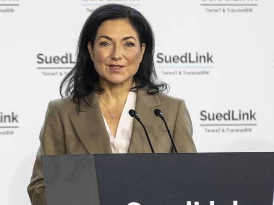 Katherina Reiche Bundesministerin für Wirtschaft und Energie Event: Ministerpräsident Dr. Markus Söder gemeinsam mit Katherina Reiche, Bundesministerin für Wirtschaft und Energie, sowie Dorothee Bär, Bundesministerin für Forschung, Technologie und Raumfahrt, am Festakt anlässlich des Baustarts der SuedLink-Stromleitung in Oerlenbach (Wilhelm-Hegler-Halle, Am Feuerstein 37), Deutschland, HMB Media Schumacher, bfischu, Copyright: HMBxMedia Schumacher
