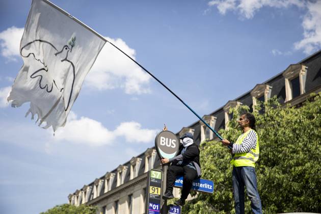 Clashes erupt between police and protesters during May Day rally in Paris PARIS, FRANCE - MAY 1: Demonstrators take part in the the annual Labour Day rally at Place d’Italie in Paris, France on May 1, 2025. France World. Editorial use only. Please get in touch for any other usage. Copyright: x2025xAnadoluxSathirixKelpax