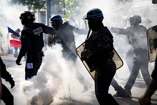Clashes erupt between police and protesters during May Day rally in Paris PARIS, FRANCE - MAY 01: Scuffles broke out between police and demonstrators during Labour Day rally, as thousands took to the streets demanding better wages and labor conditions in Paris, France on May 01, 2025. France World. Editorial use only. Please get in touch for any other usage. Copyright: x2025xAnadoluxSathirixKelpax