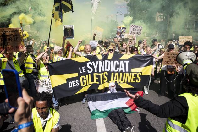 Clashes erupt between police and protesters during May Day rally in Paris PARIS, FRANCE - MAY 1: Demonstrators take part in the the annual Labour Day rally at Place d’Italie in Paris, France on May 1, 2025. France World. Editorial use only. Please get in touch for any other usage. Copyright: x2025xAnadoluxSathirixKelpax
