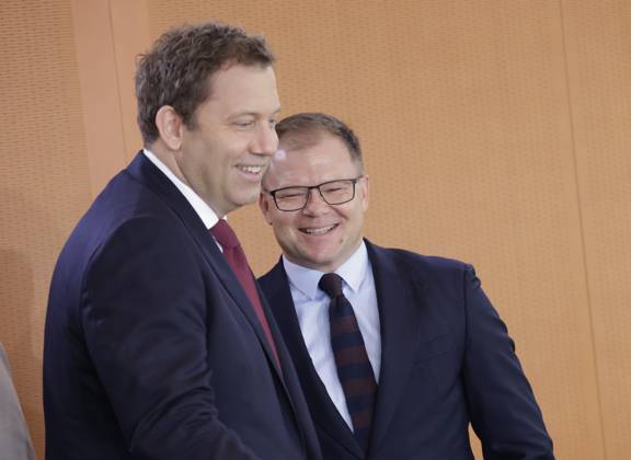 Lars Klingbeil, Bundesminister der Finanzen , Carsten Schneider, Bundesminister für Umwelt, Klimaschutz, Naturschutz und nukleare Sicherheit, Deutschland, Berlin, Bundeskanzleramt, Das Bundeskabinett befasst sich in seiner 12. Sitzung am 30. Juli 2025 unter anderem mit dem Gesetzentwurf über die Feststellung des Bundeshaushaltsplans für das Haushaltsjahr 2026 und dem Beschluss über den Finanzplan des Bundes 2025 bis 2029.