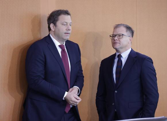 Lars Klingbeil, Bundesminister der Finanzen , Carsten Schneider, Bundesminister für Umwelt, Klimaschutz, Naturschutz und nukleare Sicherheit, Deutschland, Berlin, Bundeskanzleramt, Das Bundeskabinett befasst sich in seiner 12. Sitzung am 30. Juli 2025 unter anderem mit dem Gesetzentwurf über die Feststellung des Bundeshaushaltsplans für das Haushaltsjahr 2026 und dem Beschluss über den Finanzplan des Bundes 2025 bis 2029.