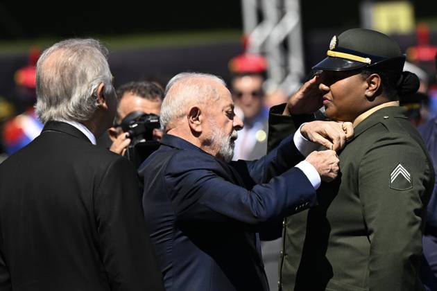 Brazilian president Lula da Silva attends Soldier s Day ceremony in Brasilia BRASILIA, BRAZIL - AUGUST 22: Brazilian President Luiz Inacio Lula da Silva (C) decorates Beatriz Souza, judo gold medalist during the ceremony marking Soldier s Day at the Army headquarters in Brasilia, Brazil on August 22, 2024. Brazil World. Editorial use only. Please get in touch for any other usage. Copyright: x2025xAnadoluxMateusxBonomix