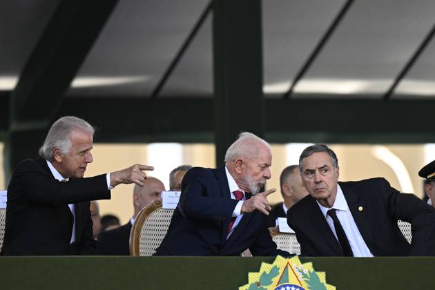 Brazilian president Lula da Silva attends Soldier s Day ceremony in Brasilia BRASILIA, BRAZIL - AUGUST 22: Brazilian President Luiz Inacio Lula da Silva (C) speaks to Brazil s Supreme Court Chief Justice Luis Roberto Barroso (R) during the ceremony marking Soldier s Day at the Army headquarters in Brasilia, Brazil on August 22, 2024. Brazil World. Editorial use only. Please get in touch for any other usage. Copyright: x2025xAnadoluxMateusxBonomix
