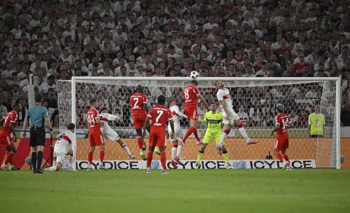 Strafraumszene, Torraumszene Kopfballduell Zweikampf Aktion Leon Goretzka FC Bayern München FCB (08) gegen Jeff Chabot VfB Stuttgart (24) Franz Beckenbauer Supercup, MHPArena, MHP Arena Stuttgart, Baden-Württemberg, Deutschland Penalty area scene, goal area scene header duel duel action Leon Goretzka FC Bayern Munich FCB (08) against Jeff Chabot VfB Stuttgart (24) Franz Beckenbauer Supercup, MHPArena, MHP Arena Stuttgart, Baden-Württemberg, Germany Copyright: imageBROKER MichaelxWeber iblimw14668258