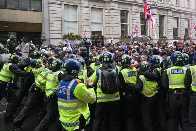 Clashes erupt between police and protesters at anti-immigration march in London organized by Tommy Robinson LONDON, UNITED KINGDOM - SEPTEMBER 13: Clashes erupt between police and protesters as thousands of people march through central London in a rally called Unite the Kingdom, organized by far-right activist Tommy Robinson to protest government immigration policies, on September 13, 2025. Police intervened when Robinson supporters attempted to approach the area where March Against Fascism demonstrators had gathered. Several protesters were detained during the scuffles. Rasid Necati Aslim Anadolu London United Kingdom. Editorial use only. Please get in touch for any other usage. Copyright: x2025xAnadoluxRasidxNecatixAslimx