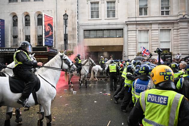 Clashes erupt between police and protesters at anti-immigration march in London organized by Tommy Robinson LONDON, UNITED KINGDOM - SEPTEMBER 13: Clashes erupt between police and protesters as thousands of people march through central London in a rally called Unite the Kingdom, organized by far-right activist Tommy Robinson to protest government immigration policies, on September 13, 2025. Police intervened when Robinson supporters attempted to approach the area where March Against Fascism demonstrators had gathered. Several protesters were detained during the scuffles. Rasid Necati Aslim Anadolu London United Kingdom. Editorial use only. Please get in touch for any other usage. Copyright: x2025xAnadoluxRasidxNecatixAslimx