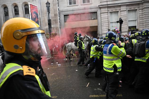 Clashes erupt between police and protesters at anti-immigration march in London organized by Tommy Robinson LONDON, UNITED KINGDOM - SEPTEMBER 13: Clashes erupt between police and protesters as thousands of people march through central London in a rally called Unite the Kingdom, organized by far-right activist Tommy Robinson to protest government immigration policies, on September 13, 2025. Police intervened when Robinson supporters attempted to approach the area where March Against Fascism demonstrators had gathered. Several protesters were detained during the scuffles. Rasid Necati Aslim Anadolu London United Kingdom. Editorial use only. Please get in touch for any other usage. Copyright: x2025xAnadoluxRasidxNecatixAslimx