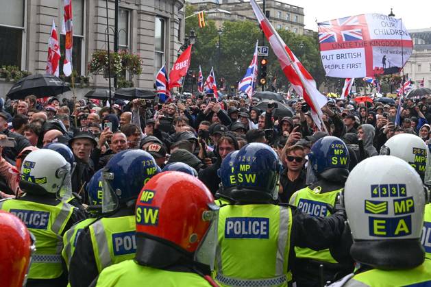 Clashes erupt between police and protesters at anti-immigration march in London organized by Tommy Robinson LONDON, UNITED KINGDOM - SEPTEMBER 13: Clashes erupt between police and protesters as thousands of people march through central London in a rally called Unite the Kingdom, organized by far-right activist Tommy Robinson to protest government immigration policies, on September 13, 2025. Police intervened when Robinson supporters attempted to approach the area where March Against Fascism demonstrators had gathered. Several protesters were detained during the scuffles. Rasid Necati Aslim Anadolu London United Kingdom. Editorial use only. Please get in touch for any other usage. Copyright: x2025xAnadoluxRasidxNecatixAslimx