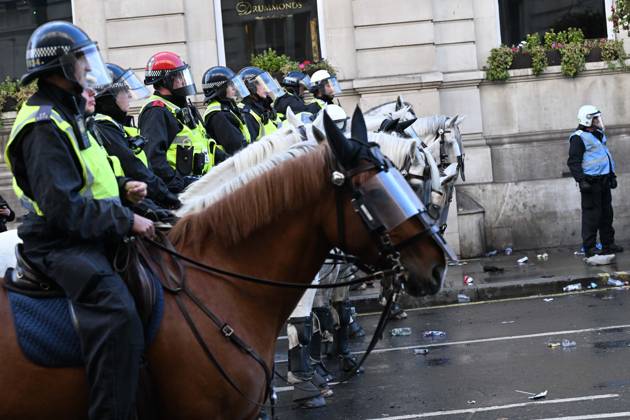 Clashes erupt between police and protesters at anti-immigration march in London organized by Tommy Robinson LONDON, UNITED KINGDOM - SEPTEMBER 13: Clashes erupt between police and protesters as thousands of people march through central London in a rally called Unite the Kingdom, organized by far-right activist Tommy Robinson to protest government immigration policies, on September 13, 2025. Police intervened when Robinson supporters attempted to approach the area where March Against Fascism demonstrators had gathered. Several protesters were detained during the scuffles. Rasid Necati Aslim Anadolu London United Kingdom. Editorial use only. Please get in touch for any other usage.  Copyright: x2025xAnadoluxRasidxNecatixAslimx