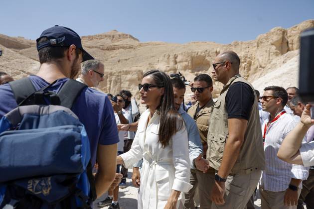 Spain s King Felipe VI (2L) and Queen Letizia (C) visit archaeological excavation projects led by Spanish researchers in Luxor, Egypt, 19 September 2025. The Spanish Royal Couple end their visit to Egypt. Spain s King and Queen visit Egypt !ACHTUNG: NUR REDAKTIONELLE NUTZUNG!  Copyright: xJuanJoxMartínx GRAF7568 20250919-55017967284_1