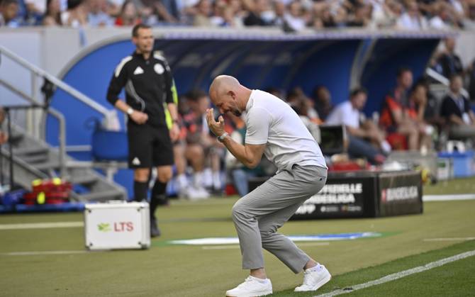 Trainer Coach Christian Ilzer TSG 1899 Hoffenheim verzweifelt Enttäuschung enttäuscht nach vergebener Torchance Gestik Geste Fußball Bundesliga, PreZero Arena, Sinsheim, Baden-Württemberg, Deutschland Coach Christian Ilzer TSG 1899 Hoffenheim desperate disappointment disappointed after missed goal chance gesture gesture Football Bundesliga, PreZero Arena, Sinsheim, Baden-Württemberg, Germany Copyright: imageBROKER MichaelxWeber iblimw15147483