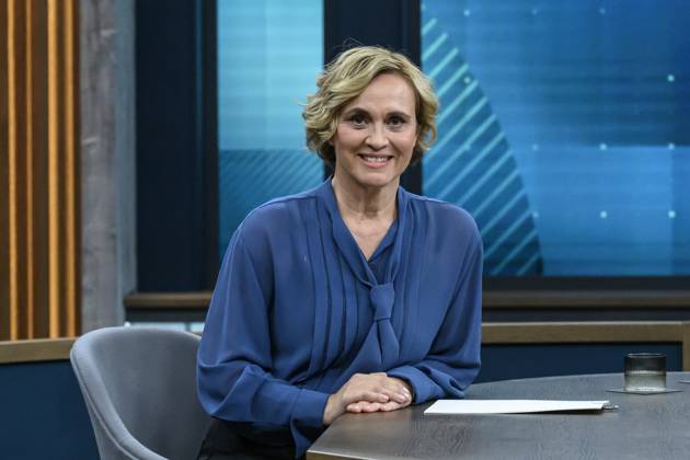 im Bild v.l.: Caren Miosga, GER, Berlin, Studio, zu Gast bei - Caren Miosga, Polittalk, TV, Format, mit Moderatorin, Das Erste, aus Adlershof - am Studio 20, Thema: Braucht Deutschland eine neue Aussenpolitik, Herr Wadephul? Wie viel Spielraum bleibt der Bundesregierung zwischen historischer Verantwortung, aktuellen Krisen und dem Anspruch, Europa zu einen, 28.09.2025, Copyright: HMBxMedia UwexKoch