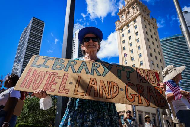 A person holds up a sign during a protest against the construction of Donald Trump s presidential library in Miami, USA, 29 September 2025. Activists, students, and teachers protested against Donald Trump s presidential library in Miami, a project that the Florida government plans to endorse on Tuesday, considering it to be just another one of his hotels and an insult because it is next to the Freedom Tower. Activists protest against Trump library in Miami, calling it an insult !ACHTUNG: NUR REDAKTIONELLE NUTZUNG! Copyright: xGiorgioxVierax USA5073 20250929-55018072501_1