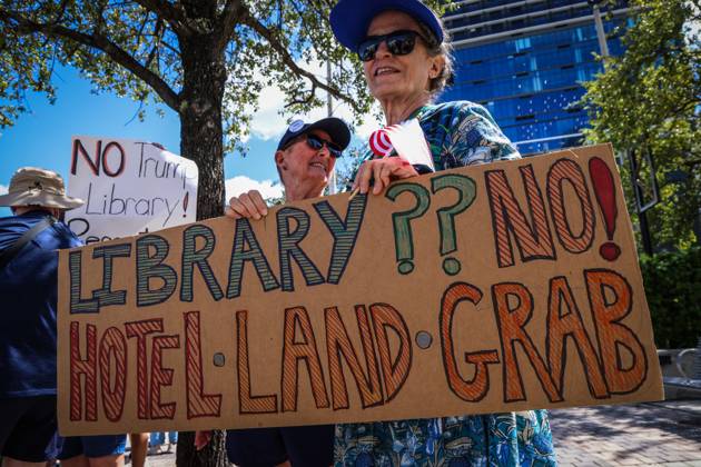 A person holds up a sign during a protest against the construction of Donald Trump s presidential library in Miami, USA, 29 September 2025. Activists, students, and teachers protested against Donald Trump s presidential library in Miami, a project that the Florida government plans to endorse on Tuesday, considering it to be just another one of his hotels and an insult because it is next to the Freedom Tower. Activists protest against Trump library in Miami, calling it an insult !ACHTUNG: NUR REDAKTIONELLE NUTZUNG! Copyright: xGiorgioxVierax USA5072 20250929-55018072503_1