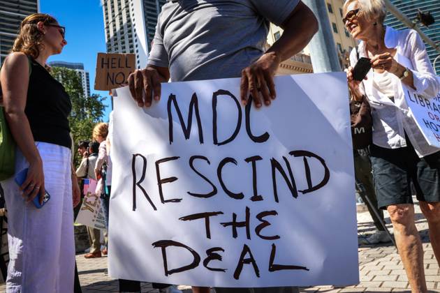 A person holds up a sign during a protest against the construction of Donald Trump s presidential library in Miami, USA, 29 September 2025. Activists, students, and teachers protested against Donald Trump s presidential library in Miami, a project that the Florida government plans to endorse on Tuesday, considering it to be just another one of his hotels and an insult because it is next to the Freedom Tower. Activists protest against Trump library in Miami, calling it an insult !ACHTUNG: NUR REDAKTIONELLE NUTZUNG! Copyright: xGiorgioxVierax USA5079 20250929-55018072510_1