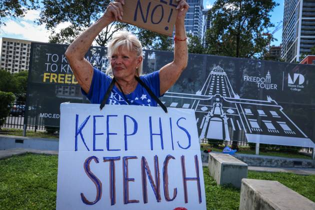 A person holds up a sign during a protest against the construction of Donald Trump s presidential library in Miami, USA, 29 September 2025. Activists, students, and teachers protested against Donald Trump s presidential library in Miami, a project that the Florida government plans to endorse on Tuesday, considering it to be just another one of his hotels and an insult because it is next to the Freedom Tower. Activists protest against Trump library in Miami, calling it an insult !ACHTUNG: NUR REDAKTIONELLE NUTZUNG! Copyright: xGiorgioxVierax USA5078 20250929-55018072514_1