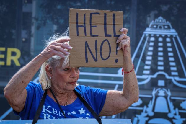 A person holds up a sign during a protest against the construction of Donald Trump s presidential library in Miami, USA, 29 September 2025. Activists, students, and teachers protested against Donald Trump s presidential library in Miami, a project that the Florida government plans to endorse on Tuesday, considering it to be just another one of his hotels and an insult because it is next to the Freedom Tower. Activists protest against Trump library in Miami, calling it an insult !ACHTUNG: NUR REDAKTIONELLE NUTZUNG! Copyright: xGiorgioxVierax USA5076 20250929-55018072517_1