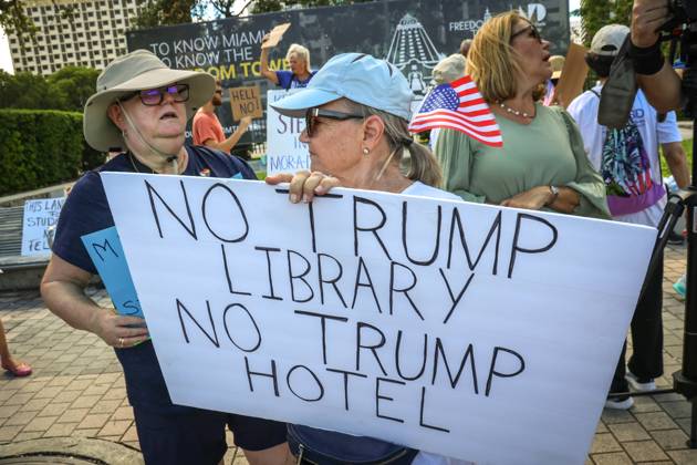 A person holds up a sign during a protest against the construction of Donald Trump s presidential library in Miami, USA, 29 September 2025. Activists, students, and teachers protested against Donald Trump s presidential library in Miami, a project that the Florida government plans to endorse on Tuesday, considering it to be just another one of his hotels and an insult because it is next to the Freedom Tower. Activists protest against Trump library in Miami, calling it an insult !ACHTUNG: NUR REDAKTIONELLE NUTZUNG! Copyright: xGiorgioxVierax USA5077 20250929-55018072518_1