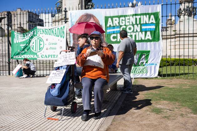 October 1, 2025, Buenos Aires, Buenos Aires, Argentina: An elderly woman stands before the National Congress, defying President Javier MileiÃ¢â‚¬â ¢s austerity measures. Buenos Aires Argentina - ZUMAp265 20251001_zip_p265_001 Copyright: xDelfinaxCorberaxPix
