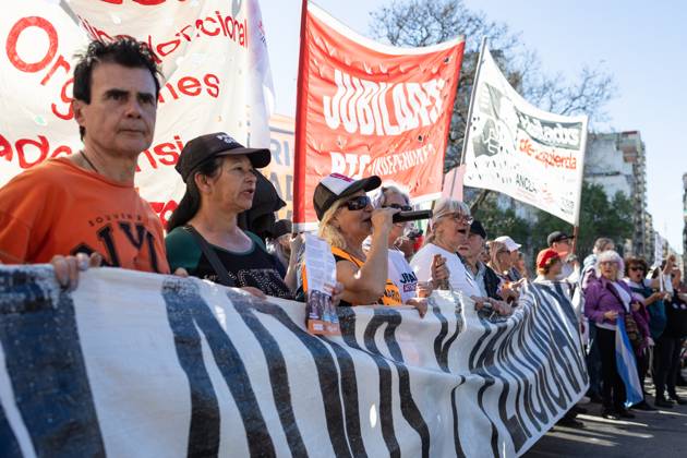 October 1, 2025, Buenos Aires, Buenos Aires, Argentina: Retirees and pensioners protest in front of the National Congress against President Javier Milei s austerity measures. Buenos Aires Argentina - ZUMAp265 20251001_zip_p265_004 Copyright: xDelfinaxCorberaxPix
