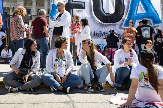 October 2, 2025, Buenos Aires, Buenos Aires, Argentina: Doctors and healthcare workers talk during march to defend pediatric funding law in front of the Argentine National Congress Buenos Aires Argentina - ZUMAp265 20251002_zip_p265_005 Copyright: xDelfinaxCorberaxPix